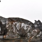 “Rustende bok en hond”. Bronzen groep met twee tinten patina. Gesigneerd. Op zwarte marmeren sokkel.