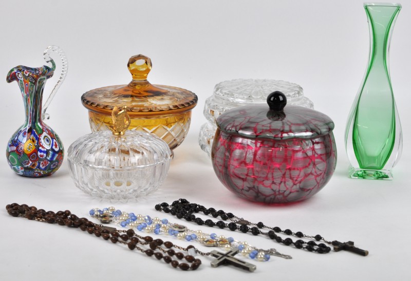 Een lot glas en kristal, bestaande uit vier bonbonnières, een bloemenvaasje en een kruikje.