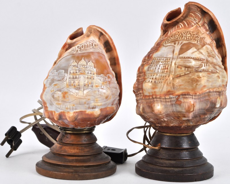 Twee schemerlampjes gevormd door een in camee gesculpteerde schelp, met een toeristische voorstelling. Op een houten sokkeltje. Medio XXste eeuw.