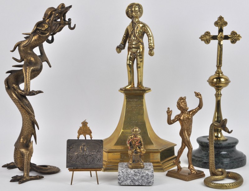 Een lot koper en brons, bestaande uit een wisseltroffe van een schuttersgilde, een kruis, een Chinese draak, een slang en twee beeldjes.