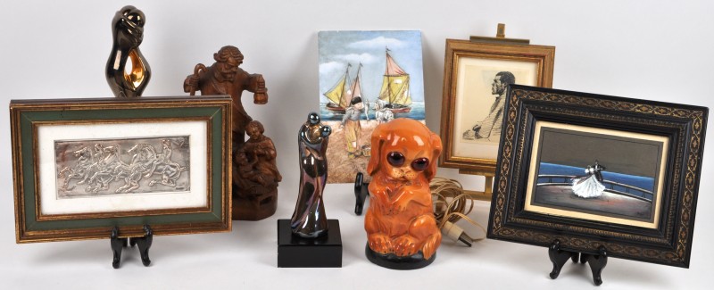 Een lot varia, bestaande uit een aardewerken lampje, een houten groepje, twee moderne beeldjes van kunststof, drie lijstjes en een tegel.