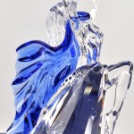 “Columbine” Beeldje van kleurloos kristal met blauwe details. Gemerkt.