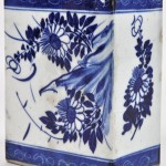 Een Chinese neksteun van blauw en wit porselein met floraal decor.