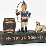 “Trick dog” en “Uncle Sam”. Twee spaarpotten van gepolychromeerd gietijzer.