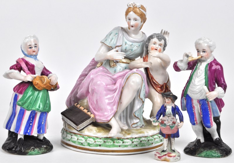 Een lot meerkleurig porselein, bestaande uit twee musicerende personages, een man met bloemen en een allegorische groep in de vorm van een dame en een putto.