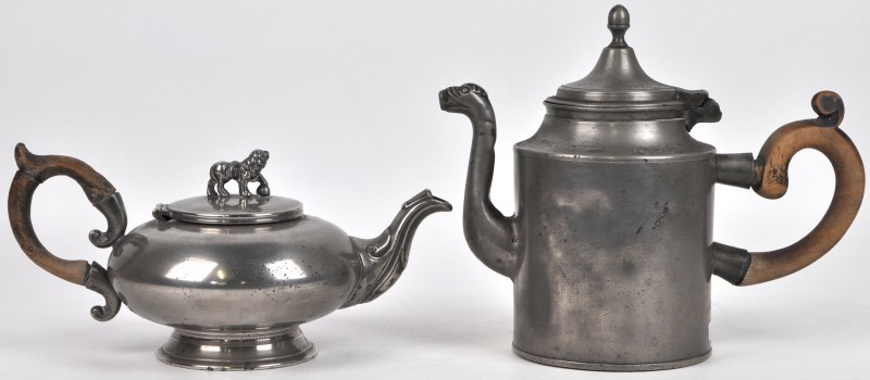 Een pompoenvormig theepotje van tin, getooid met een heraldische leeuw en een tweede cilindervormige met de tuit in de vorm van een slang. XIXe eeuw. Eerste met tinpest.