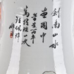 Een balustervaas van Chinees porselein met een meerkleurig decor van personages. Onderaan gemerkt. XIXe eeuw.
