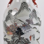 Een balustervaas van Chinees porselein met een meerkleurig decor van personages. Onderaan gemerkt. XIXe eeuw.