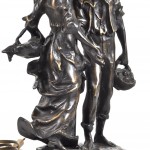 “Romantisch koppel”. Een bronzen groep naar Aug. Moreau, gemonteerd als lamp met een kap van glas in lood in de geest van Tiffany.