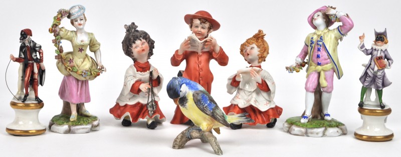 Een lot porselein en biscuit, bestaande uit een priester en twee misdienaartjes, een vogeltje op een tak, twee romantische personages en twee figuren met Venetiaanse maskers. Grotendeels gemerkt Capodimonte.