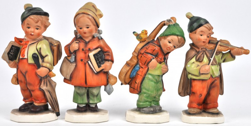 Een schoolgaand meisje en jongetje en twee muzikantjes van meerkleurig porselein in de stijl van Hümmel. Onderaan gemerkt.