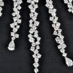Een prachtige 18 karaats wit gouden halssnoer met bijpassende oorbellen bezet met diamanten met een gezamenlijk gewicht van waarschijnlijk meer dan ± 30,00 ct.