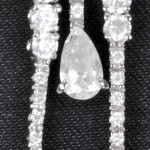 Een prachtige 18 karaats wit gouden halssnoer met bijpassende oorbellen bezet met diamanten met een gezamenlijk gewicht van waarschijnlijk meer dan ± 30,00 ct.