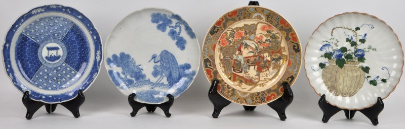 Vier diverse borden van Japans porselein.
