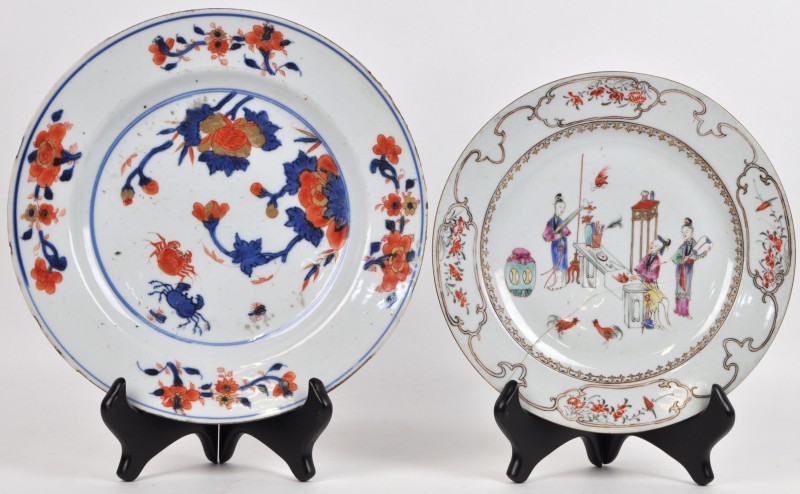 Twee diverse porseleinen borden van Chinees porselein, het éne met een decor van personages, tijdperk Yung-tchen, het andere met een Imari-decor en tijdperk Qinglong. Beide beschadigd.
