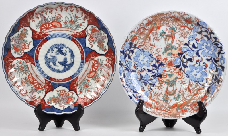 Twee diverse porseleinen schotels met een Imari decor, de éne uit de XIXde eeuw, de andere begin XXste eeuw.