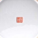 Een dekselvaas van polychroom porselein. Decor van personages in uitsparingen, naar Qinglong-voorbeeld. Chinees werk.