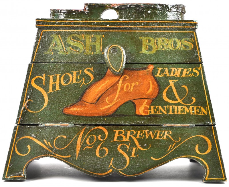 Een replica schoenpoetsdoos van gepolychromeerd hout in Engelse stijl.