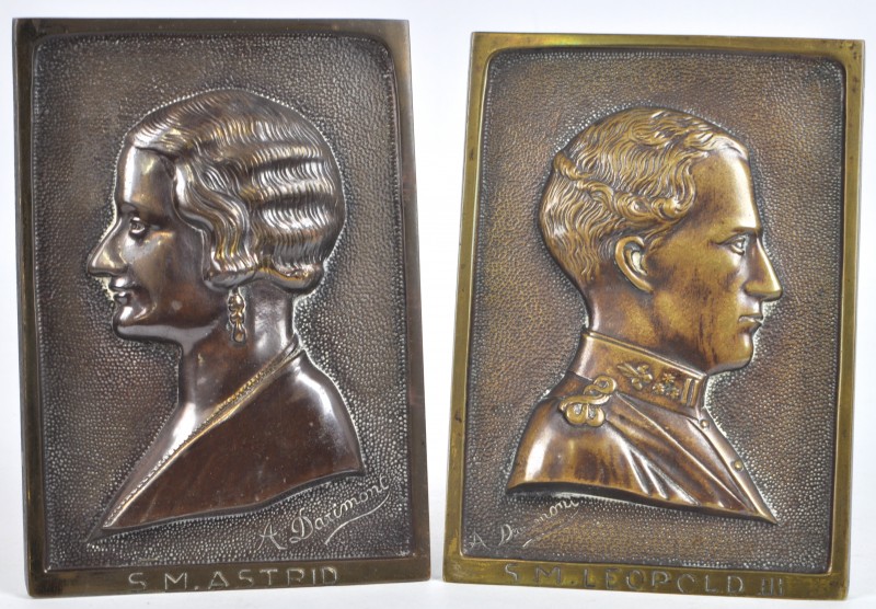 Een paar koperen plaquettes met profielen van Koning Leopold III en Koningin Astrid. Gesigneerd.