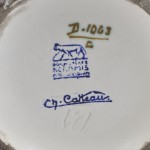 Een schemerlamp van meerkleurig aardewerk, versierd met ijsberen. Onderaan gemerkt, gesigneerd Ch. Catteau en genummerd D1063.