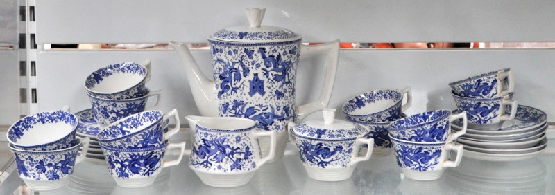 Een aardewerken theeservies met een blauw decor op witte fond, model ‘Dragon’. Compleet voor twaalf personen. Onderaan gemerkt.