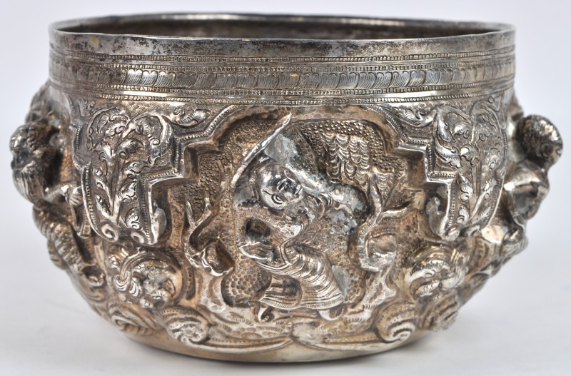 Een coupe van gedreven zilver, versierd met hindoeïstische scènes in hoog-reliëf in vijf compartimenten verdeeld.