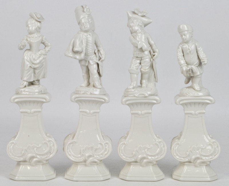 Een lot van vier beeldjes van monochroom wit porselein in de vorm van kinderen in klederdracht op een sokkel in Lodewijk XV-stijl. Apocrief gemerkt naar het XVIIIde eeuwse Frankenthal porselein.