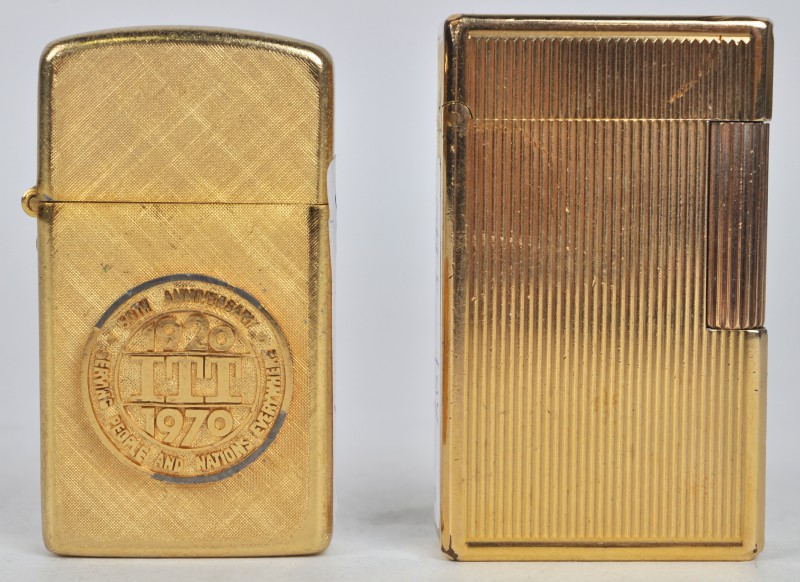 Twee verschillende sigarettenaanstekers, één van 14 karaat gold plated.