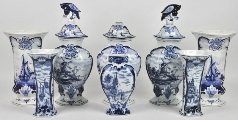 Acht Delftse vazen in diverse vormen en formaten van blauw en wit aardewerk. Naar de XVIIIde eeuw.