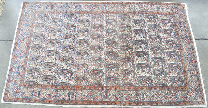 Een handgeknoopt Perzisch tapijt van katoen en zijde.