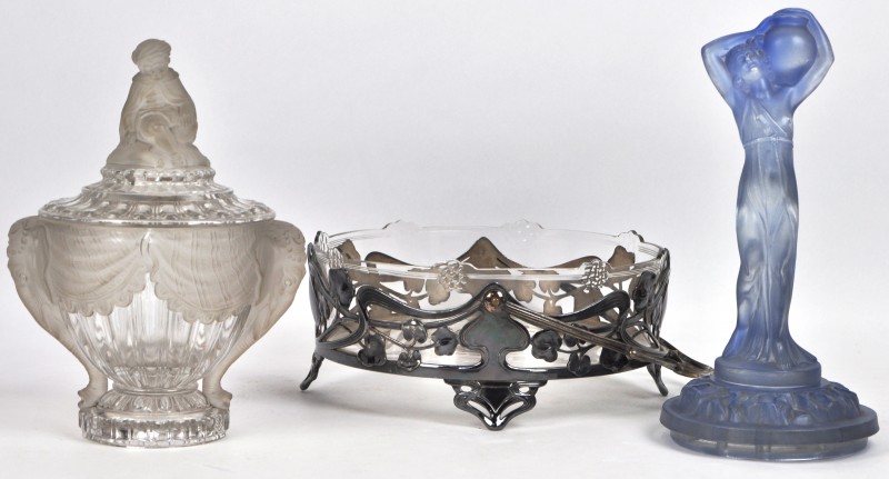 Een lot glaswerk bestaande uit een bonbonnière versierd met olifantenkoppen en een jongen, een pique-fleur in de vorm van een waterdraagster en een schaal in een verzilverd metalen montuur in art-nouveaustijl( gemerkt WMF).