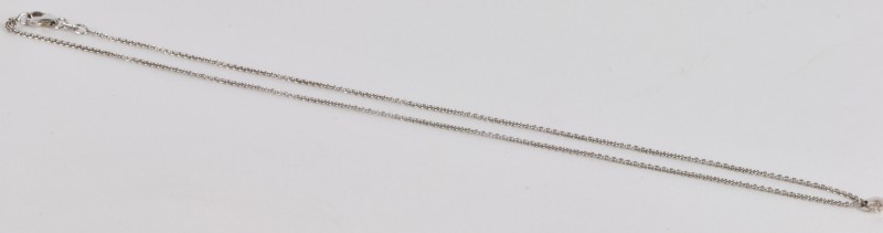 Een 18 karaats wit gouden ketting met hanger bezet met één diamantje van ± 0,10 ct.