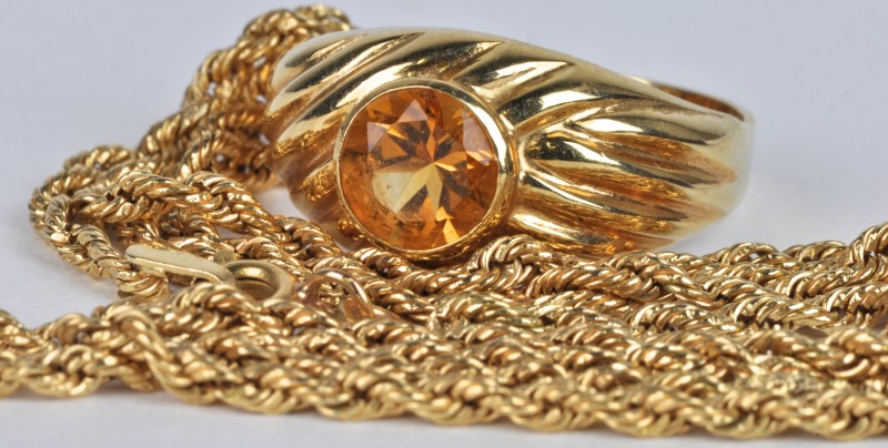 Een 18 karaats geel gouden geweven halssnoer en ring bezet met een half edelsteen.