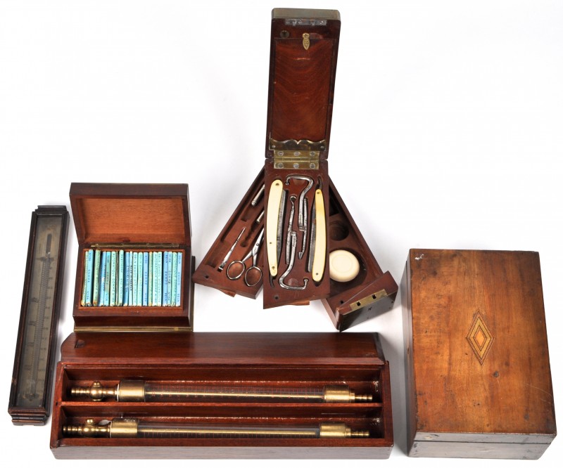 Een lot mahoniehout, bestaande uit een barbiersset, een sigarettendoos, een gesloten doosje met onbekende inhoud, een doosje met twee rotameters en een thermometer.