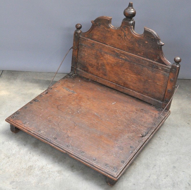 Een antieke Indische boekhouderstafel van gebeeldhouwd eikenhout.