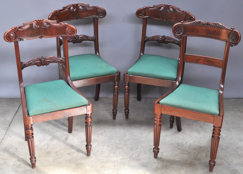 Vier stoelen van gesculpteerd mahoniehout, waarvan één verschillend model met sober inlegwerk. Tijdperk Victoria.