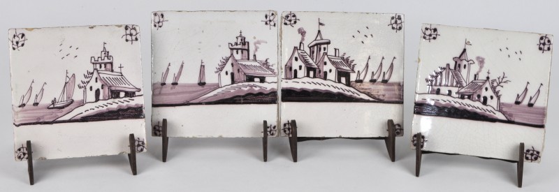 Vier tegels van Delfts aardewerk met een mangaankleurig decor.