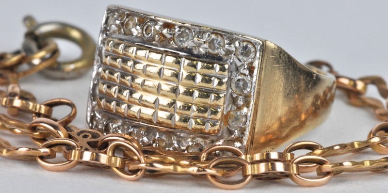 Een 14 karaats wit en geel gouden ring bezet met fantasiestenen en een 14 karaats geel gouden te herstellen schakelarmband.
