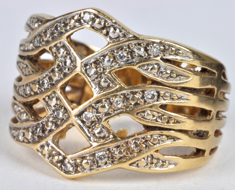 Een 18 karaats geel gouden ring bezet met briljanten met een gezamenlijk gewicht van ± 0,20 ct.