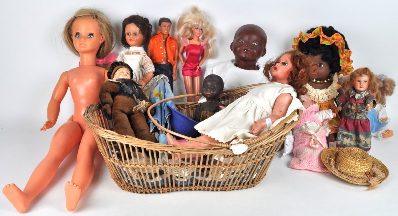 Lot van 12 diverse poppen, sommige gemerkt (w.o. een zwarte Armand Marseille), vintage Barby en Ken, oude en recentere poppen van porselein, papier-maché en kunststof.