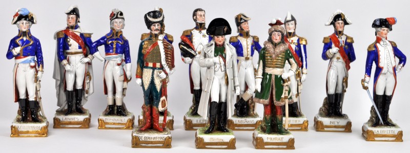 “Napoleon en zijn officieren”. Een serie van twaalf beeldjes van meerkleurig porselein. Onderaan gemerkt en met een kleine biografie.