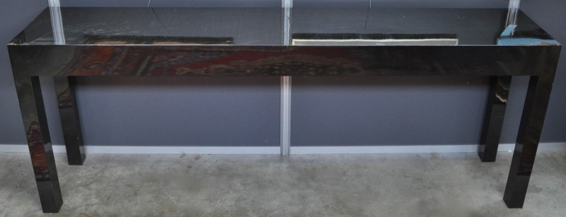 Een eenvoudige sideboard van zwart gefineerd hout.