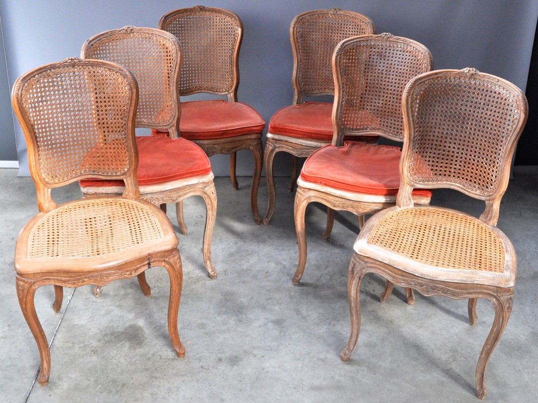 Een reeks van zes stoelen van gesculpteerd notenhout in Lodewijk XV-stijl met rug en zit. Cannage grotendeels versleten. Jordaens N.V. Veilinghuis