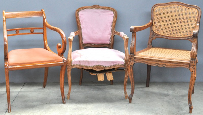 Een fauteuil à la reine en een fauteuil en cabriolet, resp. van gesculpteerd eikenhout en notenhout in Lodewijk XV-stijl. We voegen er een mahoniehouten armstoel in Louis-Philippestijl aan toe.