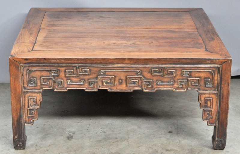 Een Chinese salontafel van gesculpteerd hout.