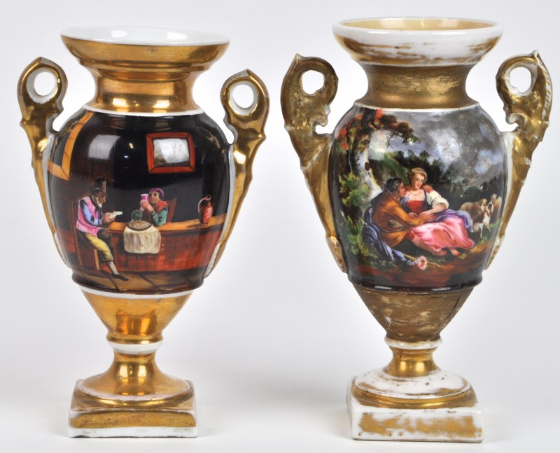 Twee siervaasjes van meerkleurig en verguld porselein, telkens met een landschapsdecor en een scène van personages. XIXe eeuw. Gerestaureerd.