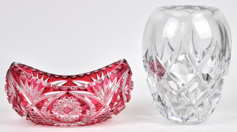 Een lot geslepen kristal bestaande uit een kleurloze vaas en een coupe rood gekleurd in de massa. Vermoedelijk Val St. Lambert.