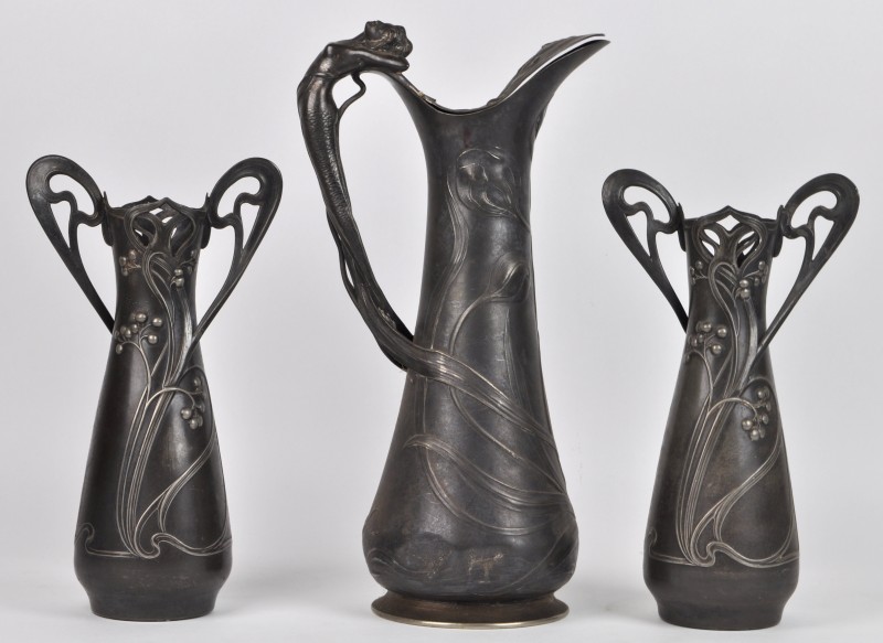 Een stel metalen vazen en klepkan in Art Nouveau stijl.