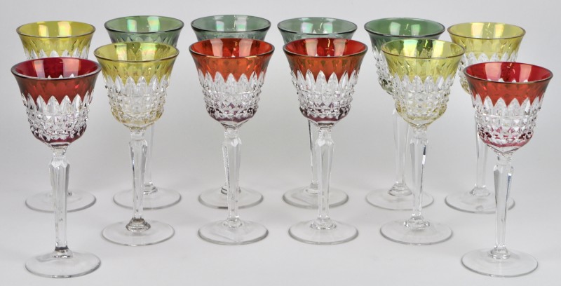 Een serie van van twaalf glazen van gekleurd en geslepen Boheems kristal.