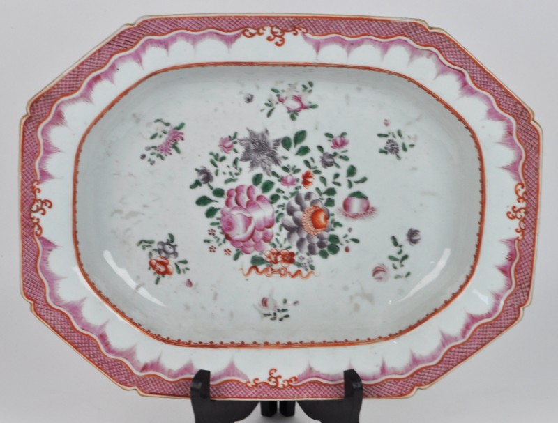 Een langwerpige schotel van Chinees porselein met een famille rose decor versierd.
